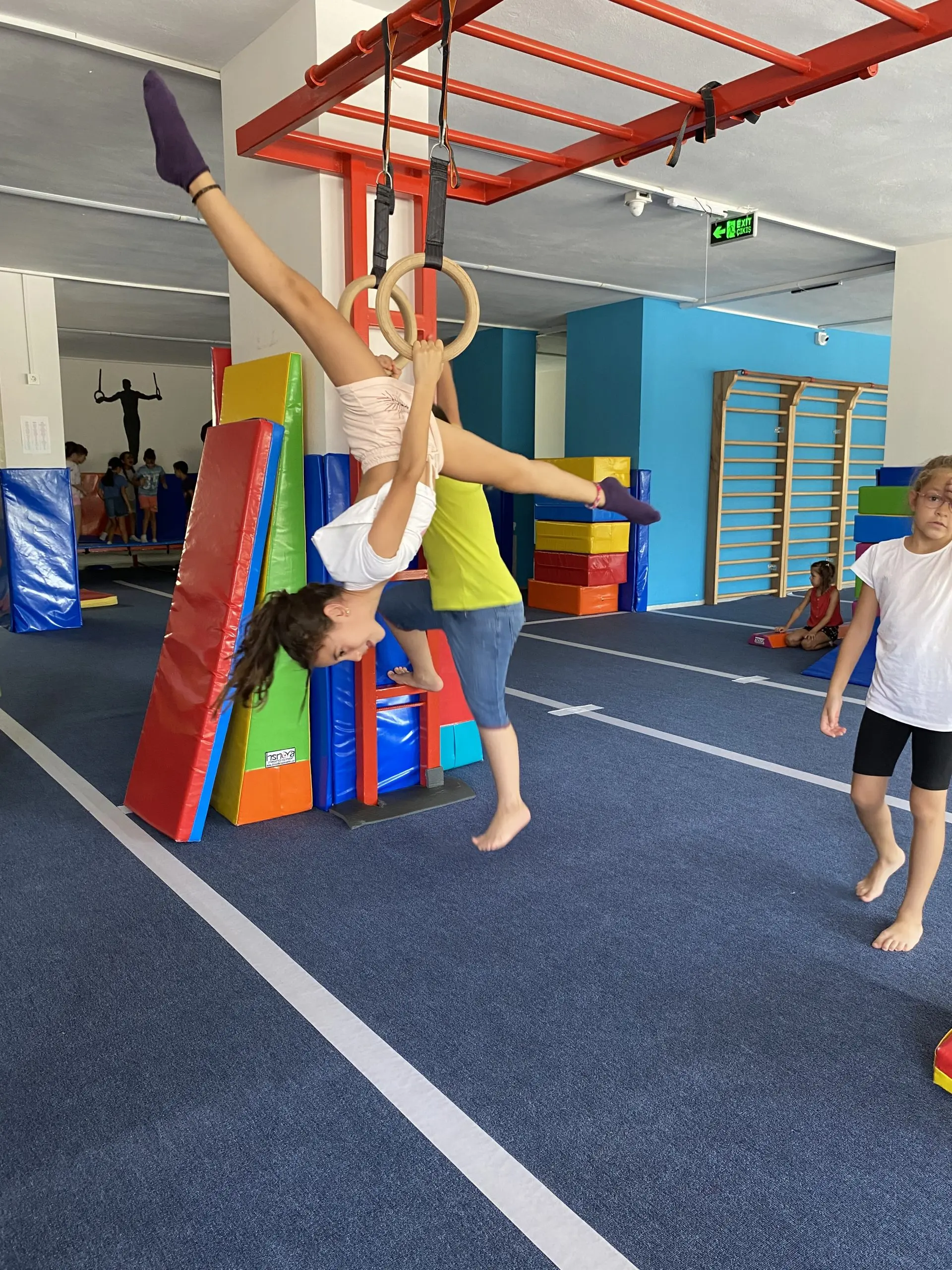 Keepfit Kids cimnastik dersinde halkalarda çalışan çocuk